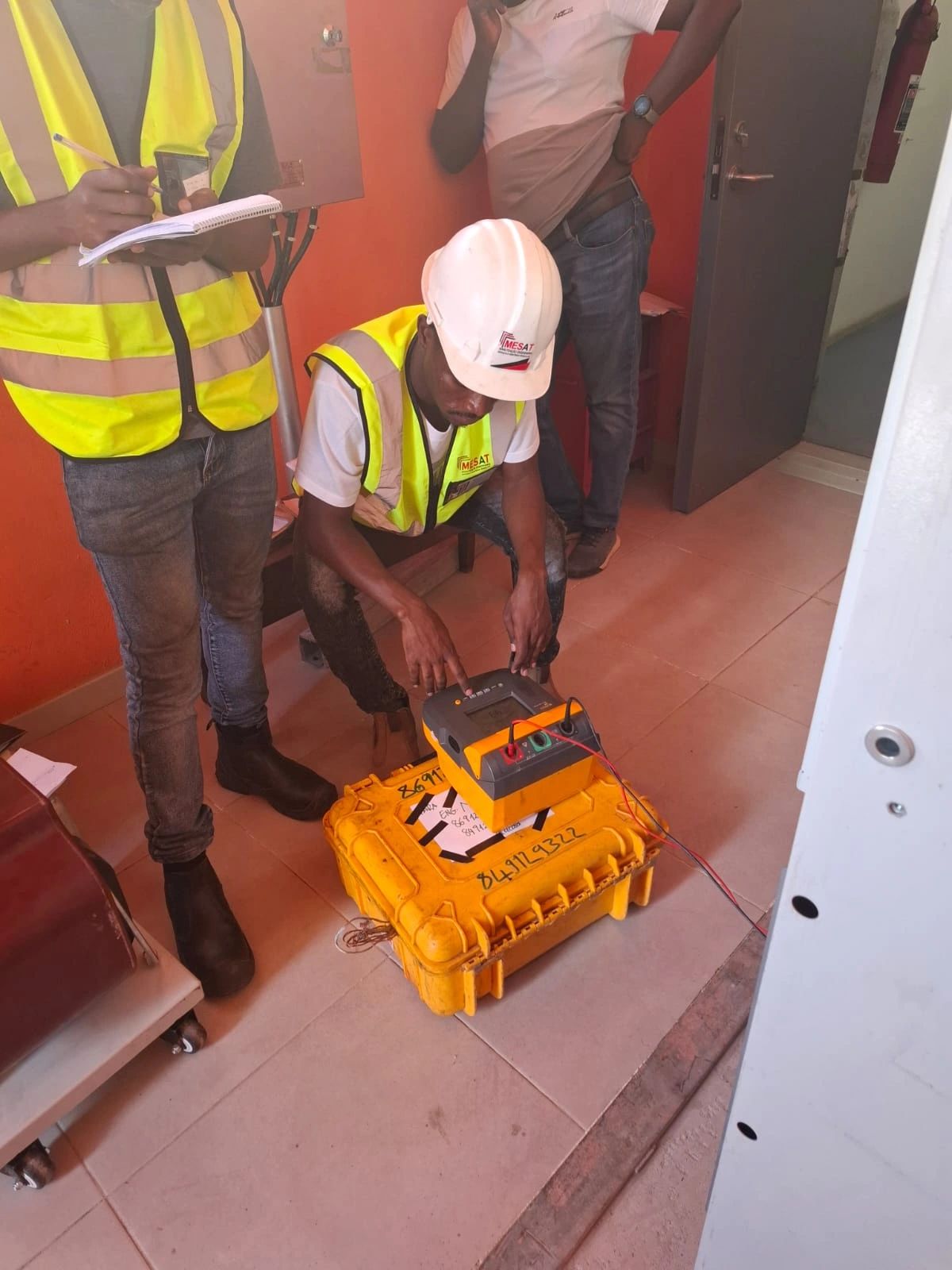 Instalação e comissionamento de um GIS switchgear de 33 kV para a EDM pela MESAT, Lda.