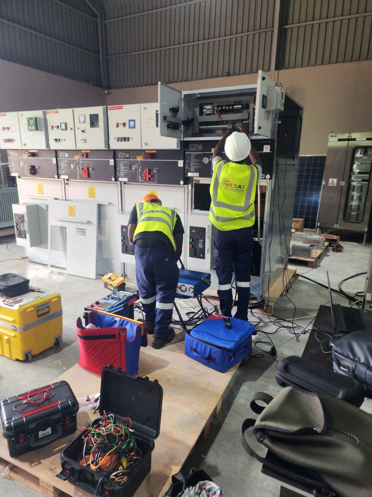 Reparação de transformadores de potência, geradores, switchgears, RMUs, inversores, motores e uma vasta gama de equipamentos eléctricos